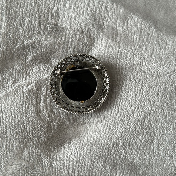 Vintage fashion cameo sweater brooch - Picture 3 of 3